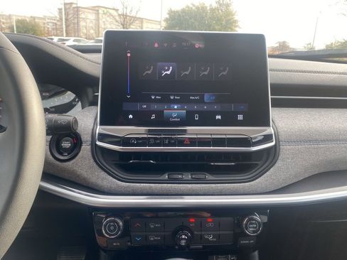 Used 2024 Jeep Compass Latitude image 27