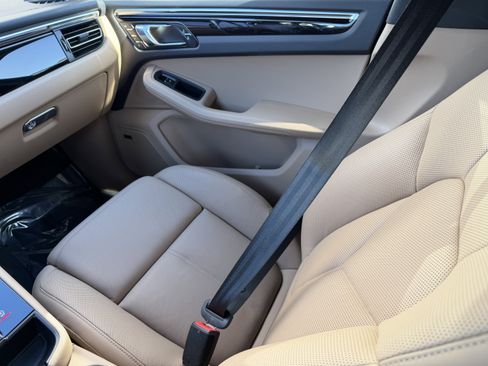 Certified 2022 Porsche Macan image 20