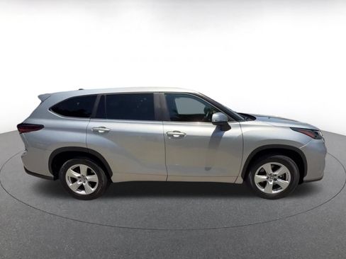 Used 2025 Toyota Highlander LE FWD image 16