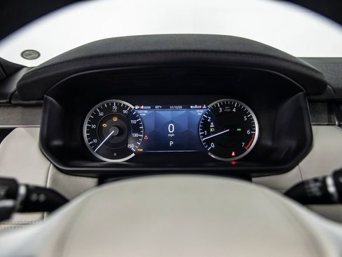 Used 2023 Land Rover Discovery Metropolitan Edition image 30