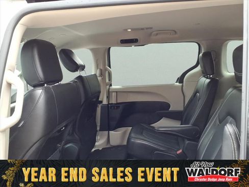 Used 2023 Chrysler Pacifica Touring-L image 9