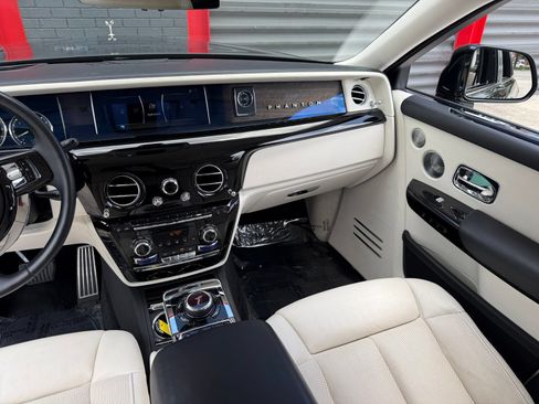 Used 2022 Rolls-Royce Phantom Sedan RWD image 35