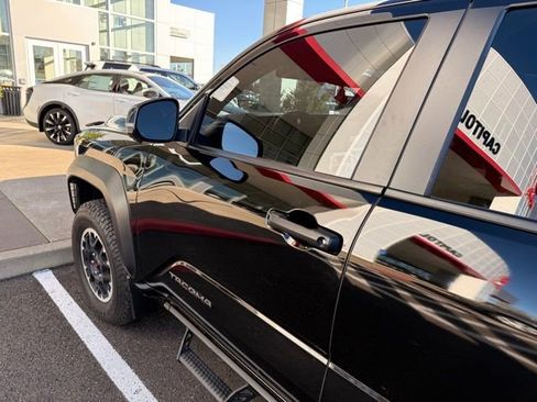 Used 2024 Toyota Tacoma TRD Off-Road image 4