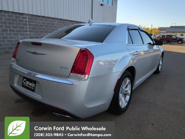 Used 2019 Chrysler 300 Touring RWD image 3