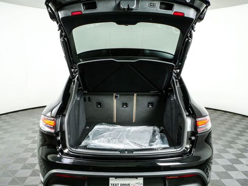 Used 2026 Porsche Macan AWD/4WD image 32