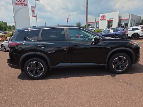 Used 2024 Nissan Rogue SV AWD/4WD image 2