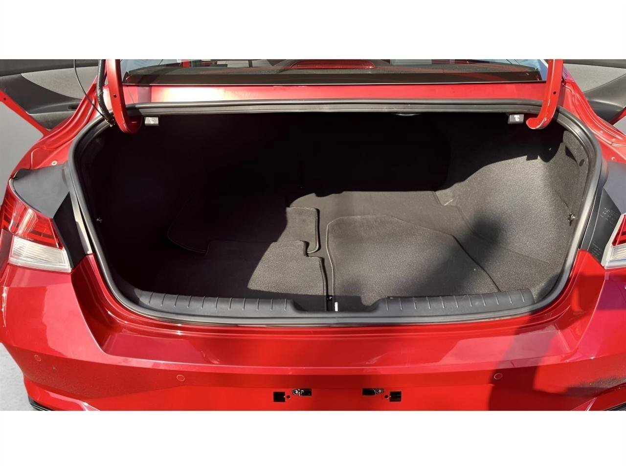 Used 2023 Hyundai Elantra Limited w/ Cargo Package FWD image 17
