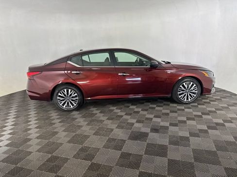 Used 2025 Nissan Altima 2.5 SV FWD image 6