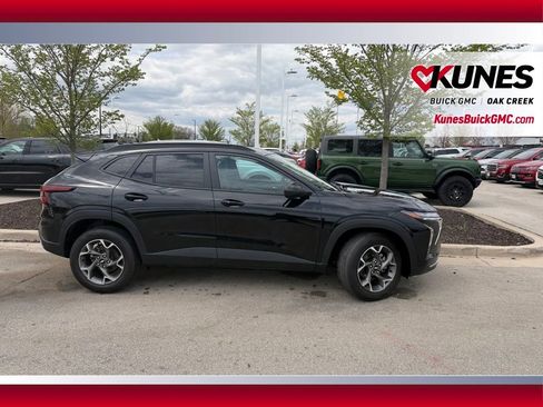 Used 2025 Chevrolet Trax LT w/ LT Convenience Package FWD image 4