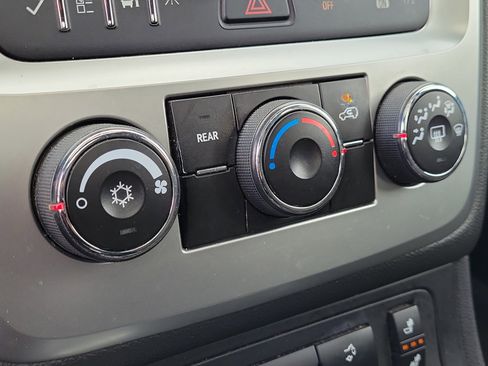 Used 2015 GMC Acadia SLE image 29