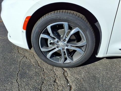 New 2026 Chrysler Pacifica Pinnacle image 6