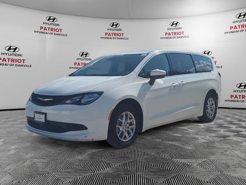 Used 2023 Chrysler Voyager LX FWD image 7