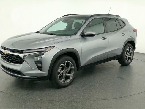 Used 2025 Chevrolet Trax LT w/ LT Convenience Package image 3