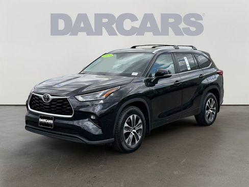 Used 2023 Toyota Highlander XLE image 3