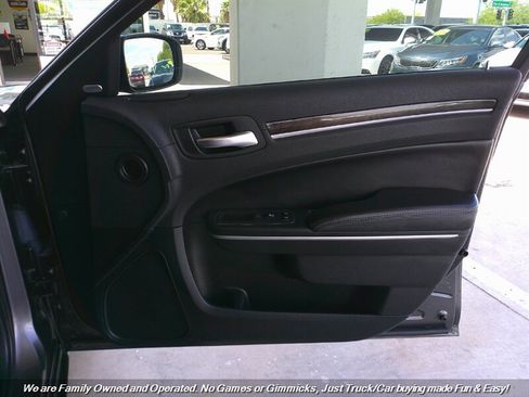 Used 2019 Chrysler 300 Limited image 31