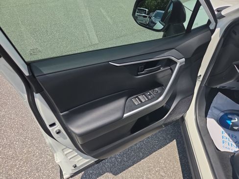 Used 2022 Toyota RAV4 LE FWD image 36