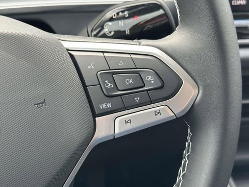 New 2025 Volkswagen Tiguan SE FWD image 17