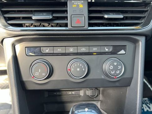 Used 2022 Volkswagen Taos SE image 17