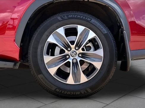 Used 2022 Toyota Highlander XLE FWD image 11