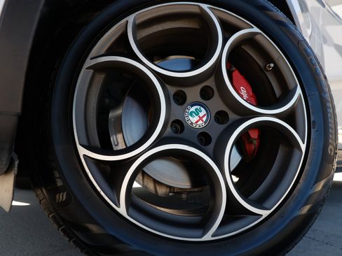 Used 2018 Alfa Romeo Stelvio AWD image 36