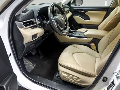 Used 2024 Toyota Highlander XLE AWD/4WD image 10