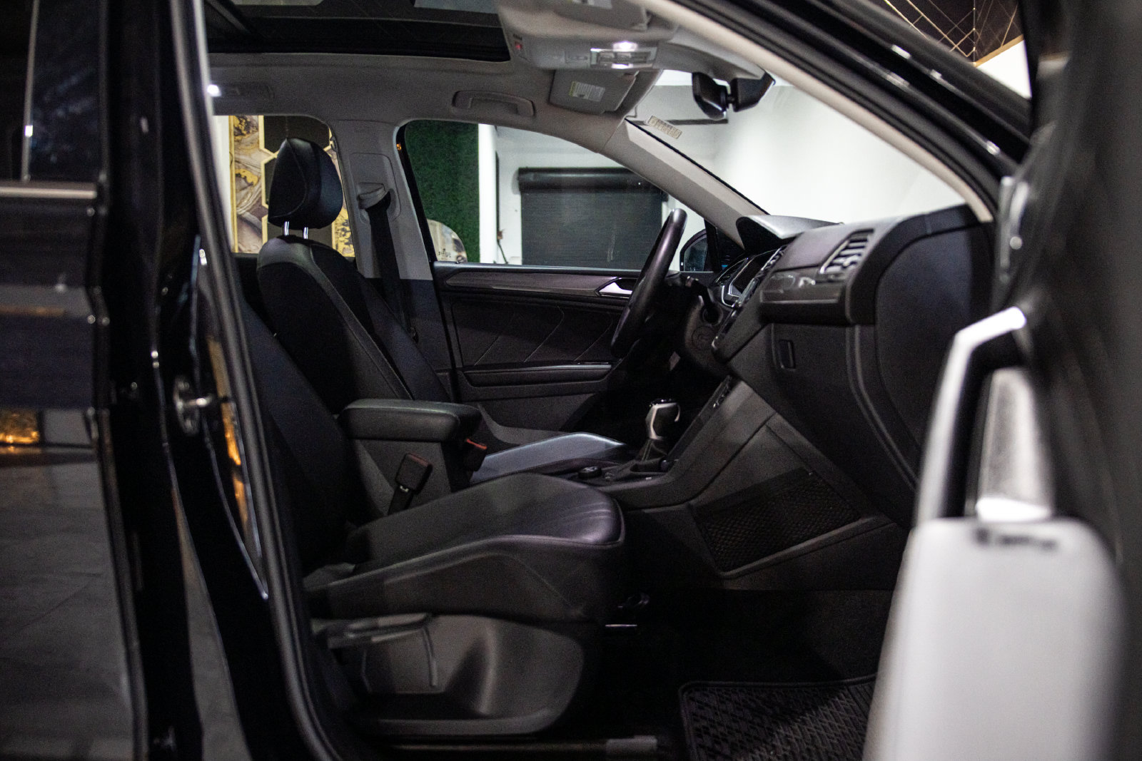 Used 2024 Volkswagen Tiguan SE AWD/4WD image 11