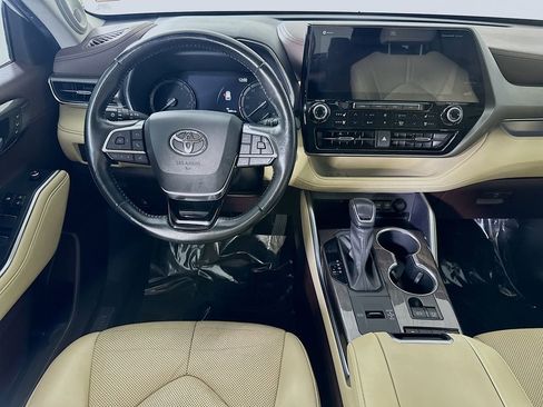 Used 2021 Toyota Highlander Limited FWD image 18