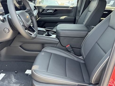 New 2025 Chevrolet Suburban Premier image 13
