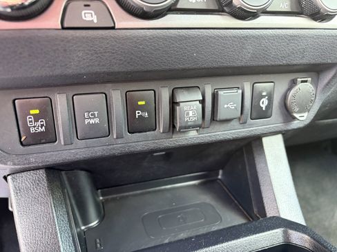 Used 2021 Toyota Tacoma TRD Off-Road w/ Technology Package AWD/4WD image 19