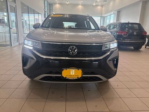 Used 2024 Volkswagen Taos SE AWD/4WD image 2