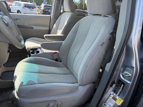 Used 2014 Toyota Sienna LE FWD image 11