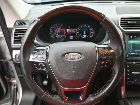 Used 2017 Ford Explorer Platinum AWD/4WD image 3