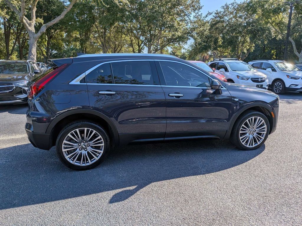 Used 2025 Cadillac XT4 Premium Luxury FWD image 8