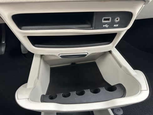 Used 2020 Chrysler Pacifica Touring-L FWD image 27