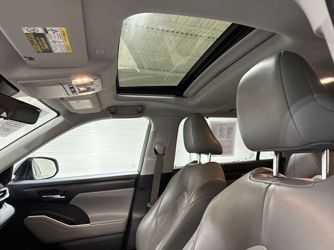 Used 2021 Toyota Highlander XLE image 19
