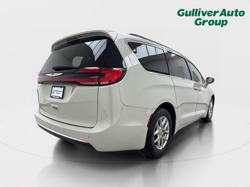Used 2021 Chrysler Pacifica Touring FWD image 8