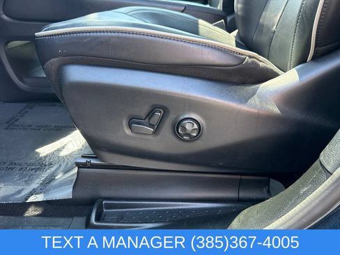Used 2025 Chrysler Pacifica Limited FWD image 21