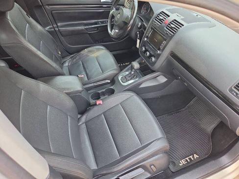 Used 2010 Volkswagen Jetta SE FWD image 25