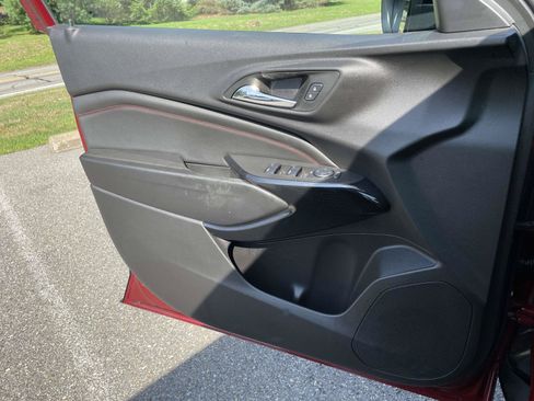Certified 2025 Chevrolet Trax RS FWD image 27