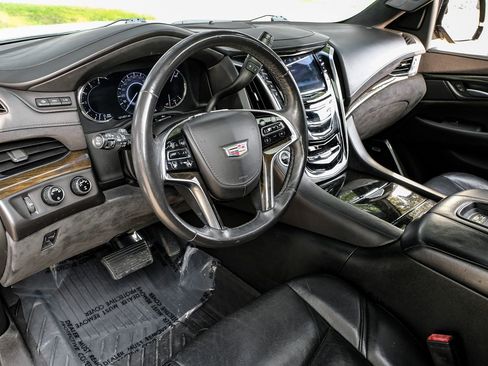 Used 2017 Cadillac Escalade Platinum image 4