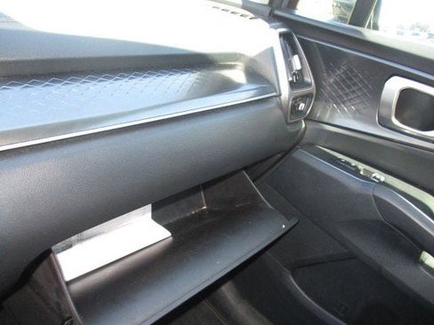 Used 2022 Kia Sorento LX image 22