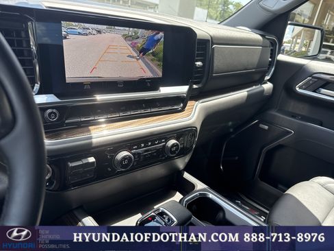 Used 2025 Chevrolet Silverado 1500 LT Trail Boss w/ Convenience Package II AWD/4WD image 3