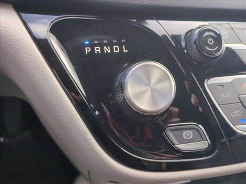 Used 2023 Chrysler Pacifica Touring-L FWD image 12