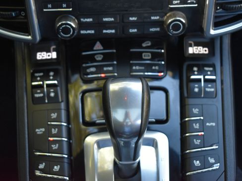 Used 2018 Porsche Cayenne Platinum Edition image 24