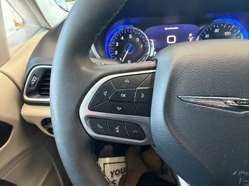 Used 2024 Chrysler Pacifica Touring-L image 31