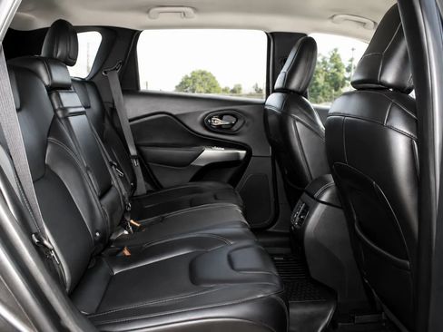 Used 2019 Jeep Cherokee Latitude Plus AWD/4WD image 18
