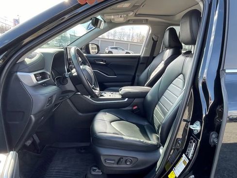 Used 2023 Toyota Highlander XLE AWD/4WD image 9