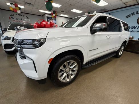 Used 2023 Chevrolet Suburban Premier image 2