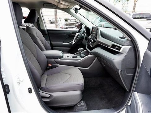 Used 2023 Toyota Highlander LE AWD/4WD image 17
