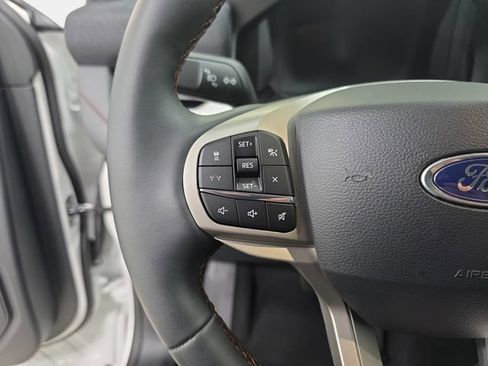 Used 2026 Ford Explorer Active AWD/4WD image 17